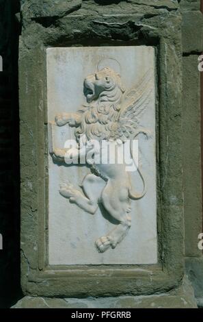 Italie, Toscane, Cortona, bas-relief d'un lion ailé à l'entrée du Duomo di Cortona Cortona (cathédrale) Banque D'Images