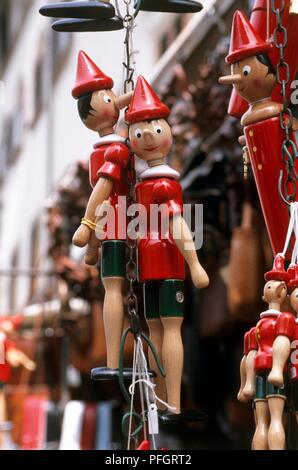 Italie, Toscane, Florence, marionnettes Pinocchio en bois en vente au marché de rue Banque D'Images