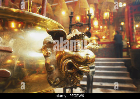 La Chine, Hong Kong, ornate Golden Lion à l'intérieur de temple, Close up Banque D'Images