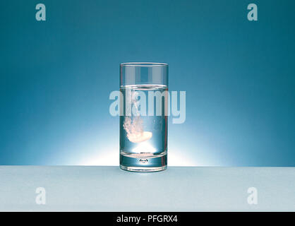 Comprimé anti-acide dissolvant dans verre d'eau Banque D'Images