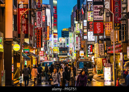 Rue animée la nuit à Shinjuku, Tokyo, Japon, avec de nombreuses enseignes en japonais Banque D'Images