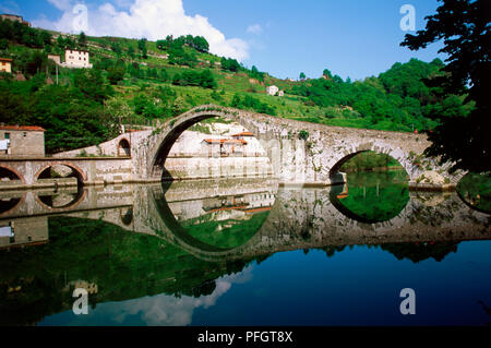 Italie, Toscane, Lucca, Ponte Maddalena, Pont du Diable reflète dans la rivière Serchio, près de Bagni di Lucca. Banque D'Images