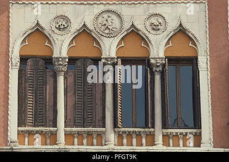 L'Italie, Venise, Campo San Polo, Palazzo Soranzo, détail façade gothique, montrant quatre fenêtres, deux avec des volets fermés. Banque D'Images