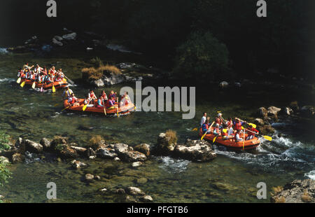 France, Gorges du Tarn, de l'eau rafting-trois bateaux remplis de rameurs dans la rivière, augmentation de la vue. Banque D'Images