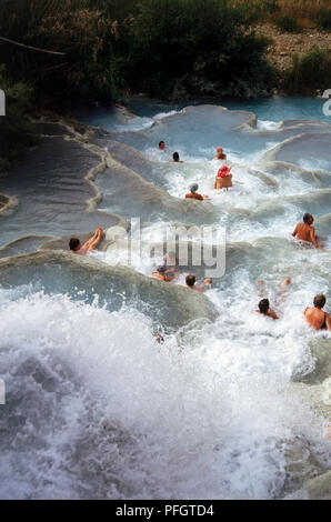 Italie, Toscane, Saturnia, bain, d'une chute d'eaux sulfurées à Cascate del Gorello, zone de baignade populaire. Banque D'Images
