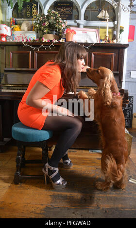 JON SAVAGE PHOTOGRAPHIE 07762 580971 30 SEP 2013 VIKKI STONE, comédien, chanteur et auteur-compositeur et son chien BERTIE Banque D'Images