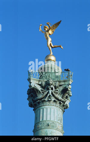 France, Paris, Marais, golden génie de la liberté statue sur Colonne de Juillet à ailes d'or, figure en haut de colonne. Banque D'Images