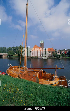 La Hollande, Amsterdam, la location bateau à voile sur la rivière à Ouderkerk aan de Amstel. Banque D'Images