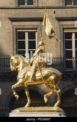 France, Paris, statue dorée de Jeanne d'Arc à cheval Banque D'Images