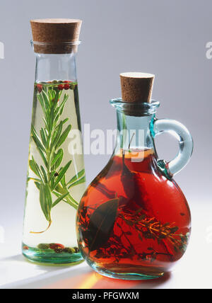 Deux bouteilles de coté, l'un contenant de l'huile d'herbes et l'autre vinaigre garrigue Banque D'Images