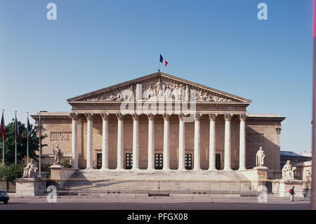 France, Paris, Assemblée Nationale, Assemblée Nationale, grand bâtiment avec des colonnes et fronton. Banque D'Images