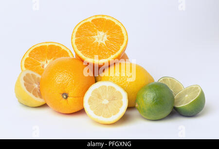 Les agrumes, notamment les oranges, citrons, limes, ensemble et les couper en deux. Banque D'Images