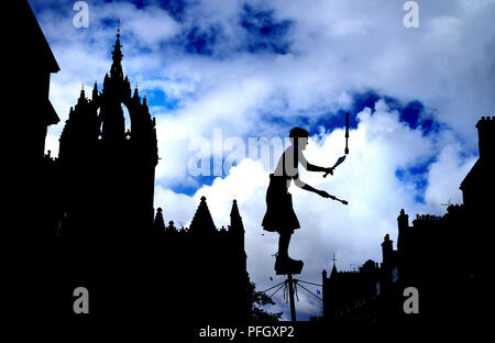 Un artiste de rue pour une foule recueillie sur Edinburgh's Royal Mile au cours de l'Edinburgh Festival Fringe Banque D'Images