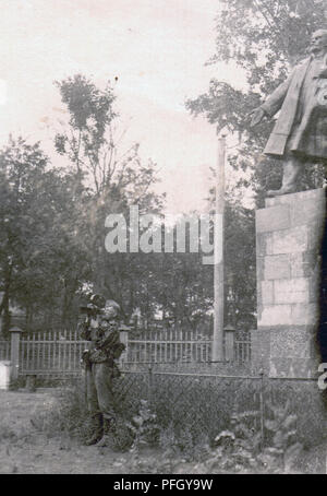 4e SS et soldats sous la statue de Lénine à Luga Banque D'Images