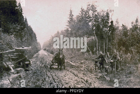 Les soldats allemands de la 4e SS polizei Décision sur une route boueuse sur le secteur nord du front russe 1941 Banque D'Images