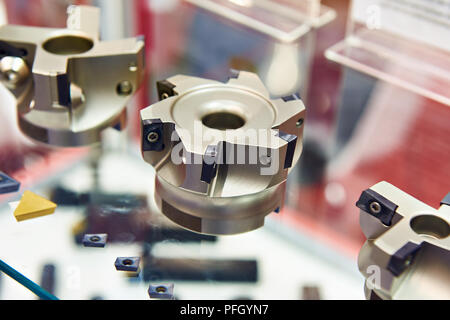 Moulins et pince coupante pour verre sur métal Banque D'Images