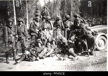 Les soldats allemands en tenue de camouflage des blouses de la 6ème SS Division de Montagne Nord en 1941. Cette division a si mal durant les premiers stades de l'opération Barbarossa qu'elle avait besoin de recyclage , c'est une photo privée par membre de cette unité Banque D'Images