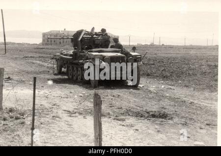 Les soldats allemands s'engager les troupes soviétiques avec canon anti feu monté sur un halftrack dans le sud de la Russie 1942 ils semblent de la Waffen-SS dans leurs vestes de camouflage Banque D'Images