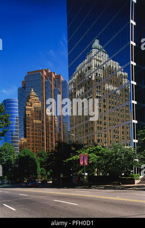 Canada, Région du Pacifique Nord-Ouest, de la Colombie-Britannique, Vancouver, Centre-ville, les reflets de l'Art Déco Marine Building sur fa ades d'une façade de verre des tours d'immeubles de bureaux. Banque D'Images