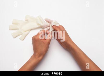 Retrait des gants chirurgicaux, close-up Banque D'Images