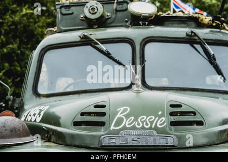 Vue de face d'un camion de transport de l'armée britannique avec un nom peint à la main sur le devant. Banque D'Images