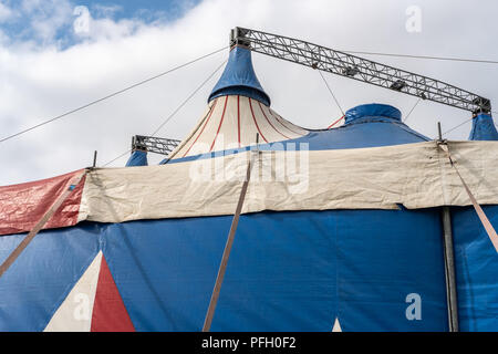 Image détaillée d'une très grande tente de divertissement, semblable à celles utilisées pour un cirque. Banque D'Images