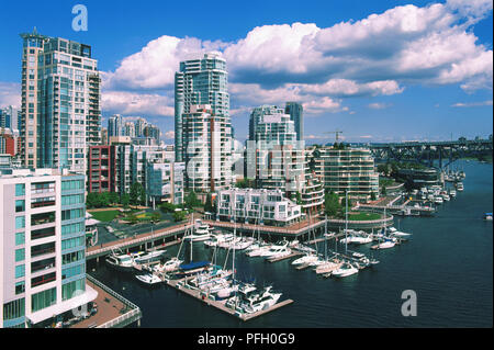 Canada, Région du Pacifique Nord-Ouest, de la Colombie-Britannique, Vancouver, False Creek, des tours d'habitation donnant sur yachts amarrés dans la marina de l'inlet. Banque D'Images