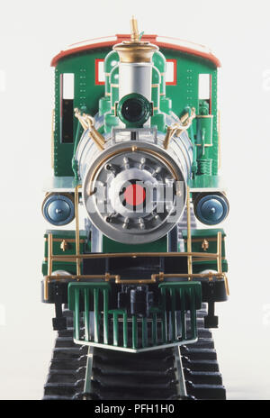 Toy train à vapeur sur les voies, front view Banque D'Images