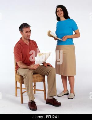 L'homme et la femme en répétition de lignes de scripts Banque D'Images