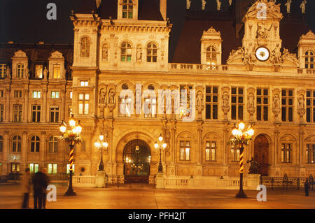 France, Paris, l'Hôtel de Ville de nuit, illuminé par des lumières. Banque D'Images