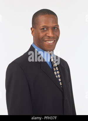 L'homme souriant en costume d'affaires, looking at camera Banque D'Images