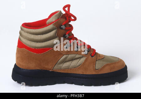 Randonnées de boot en cuir marron et des matériaux synthétiques, avec des lacets rouges, side view Banque D'Images
