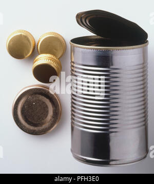 Boîte de conserve ouverte vide, trois couvercles de bouteille et petit pot couvercle, Close up Banque D'Images
