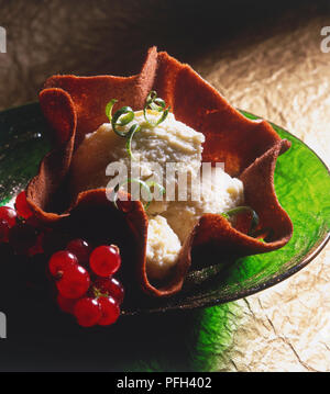 Panier rempli de chocolat au four mousse blanc, garni de groseille rouge et de zestes de lime, high angle view Banque D'Images