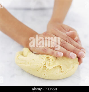 Utiliser les mains pour pétrir de la pâte, Close up Banque D'Images