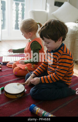 Boy, jouant des percussions et xylophone Banque D'Images