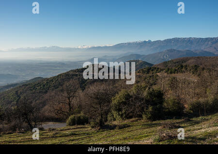 Paysage près de Kalambaka ville avec des montagnes du Pinde à l'arrière-plan. Près de monastères et les formations rocheuses des météores en Grèce. Banque D'Images