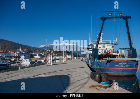 Platamonas, Grèce - Janvier 2, 2018 : port avec bateaux et goélettes de pêche. Platamonas (grec) est un complexe de bord de mer et village des pêcheurs en Afrique du Banque D'Images