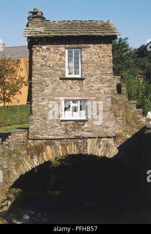 La Grande-Bretagne, l'Angleterre, Cumbria, Petit Bridge House sur Stock Beck à Ambleside. Banque D'Images