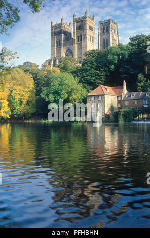 La Grande-Bretagne, l'Angleterre, Durham, les tours de la cathédrale de Durham sur la rivière Wear Banque D'Images