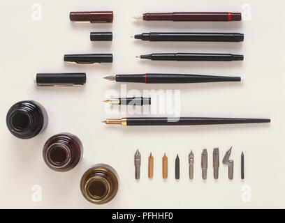 Ensemble de stylos, plumes et de dessin des encres. Banque D'Images