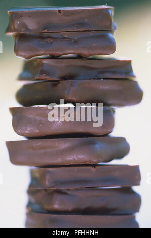 La France, grande cheminée de morceaux de chocolat noir, Close up. Banque D'Images