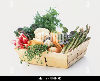 Sélection de légumes frais au panier carré en bois. Banque D'Images