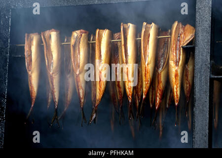 Poisson fumé frais en fumeur grill Banque D'Images