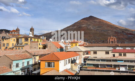 Vue de la montagne Cerro Rico depuis le toit de la chapelle de San Lorenzo, Potosi, Bolivie Banque D'Images