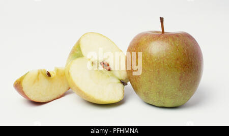 Ensemble de la pomme verte, la moitié d'une pomme verte, et une tranche de pomme verte, Close up. Banque D'Images