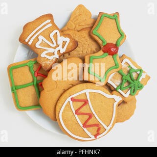 Et en forme sur le thème de Noël glacé les biscuits sur une plaque, Close up. Banque D'Images
