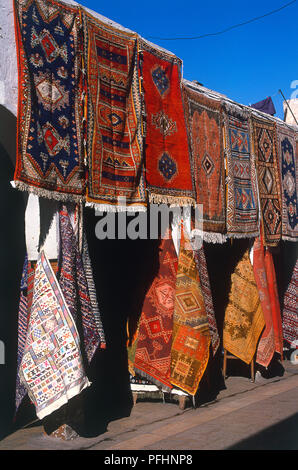 Maroc, Casablanca, Quartier Habous (nouvelle médina), exposés à la vente des tapis marocains Banque D'Images