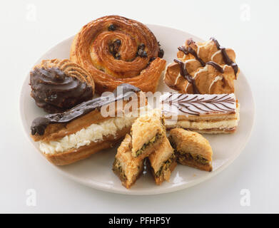 Sélection de gâteaux et pâtisseries sur plaque, Close up. Banque D'Images