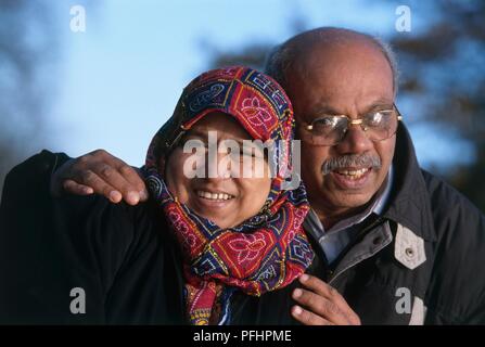 Portrait de couple de personnes âgées, femme portant foulard, looking at camera Banque D'Images